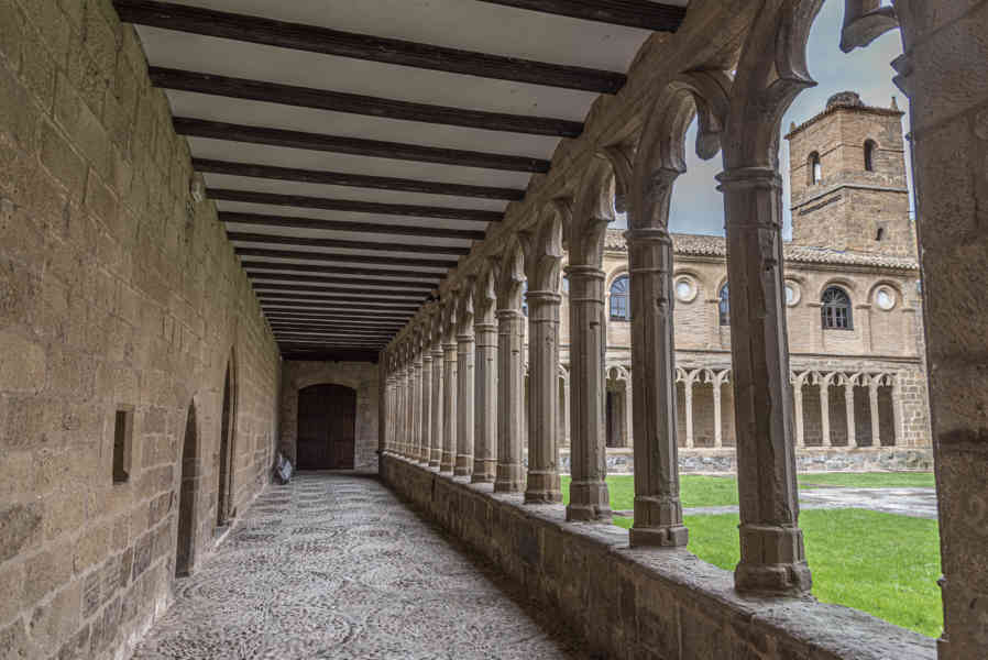 Comunidad Foral de Navarra 142 - Sangüesa - convento del Carmen - claustro.jpg